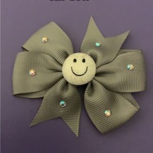 Smiley face clip bow